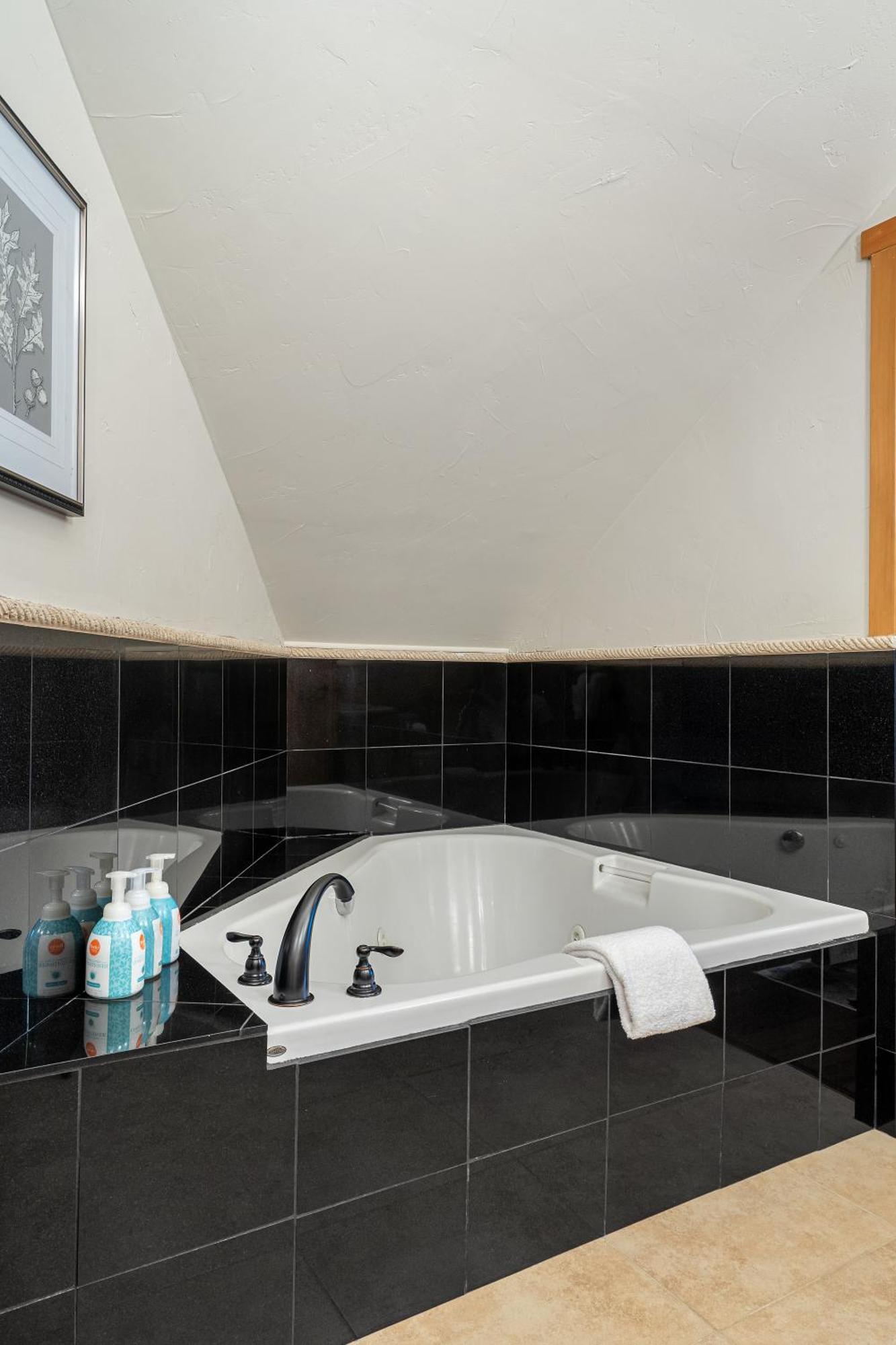 Parkland301 Sunlit 2,000 Ft² Penthouse With Mtn View Apartment Canmore Exterior photo
